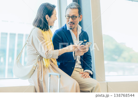 スマホを見るシニア夫婦 138768544