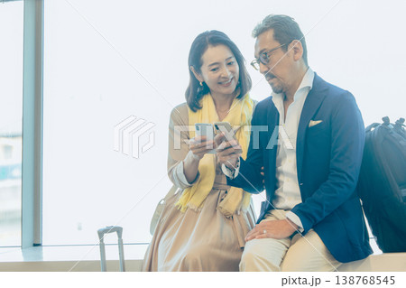 スマホを見るシニア夫婦 138768545