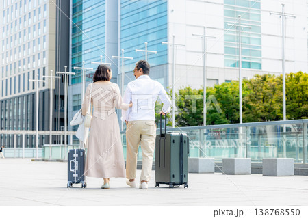 旅行をするシニア夫婦 旅行をするシニア夫婦 138768550