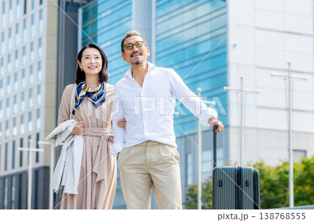 旅行をするシニア夫婦 138768555