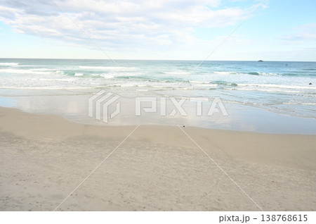 波打ちぎわ 138768615