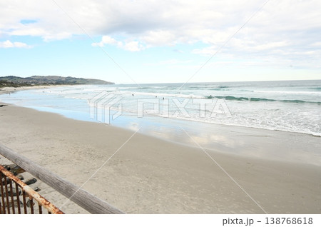 水面に反射する空 138768618