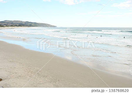 砂浜に打ち寄せる波 138768620