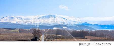 春の北海道美瑛町周辺から見た大雪山系旭岳と道のある雄大な風景 138768629