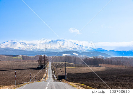 春の北海道美瑛町周辺から見た大雪山系旭岳と道のある雄大な風景 138768630