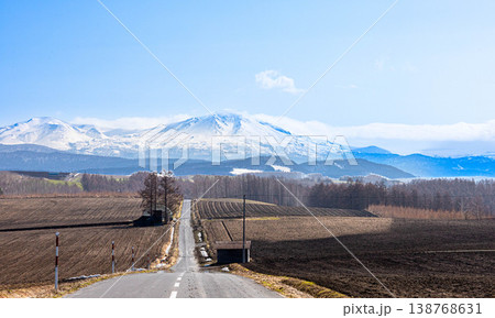 春の北海道美瑛町周辺から見た大雪山系旭岳と道のある雄大な風景 138768631