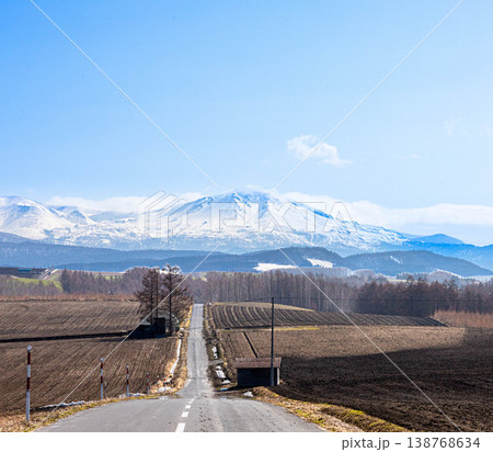春の北海道美瑛町周辺から見た大雪山系旭岳と道のある雄大な風景 春の北海道美瑛町周辺から見た大雪山系旭岳と道のある雄大な風景 138768634