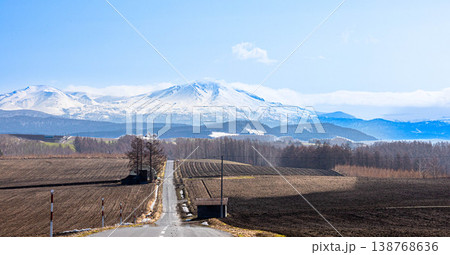 春の北海道美瑛町周辺から見た大雪山系旭岳と道のある雄大な風景 138768636