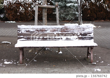 雪の積もった公園のベンチ 雪の積もった公園のベンチ 138768742