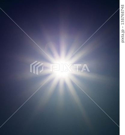 青空に燦々と輝く太陽の光が放射状に光条となって見える風景 青空に燦々と輝く太陽の光が放射状に光条となって見える風景 138768748