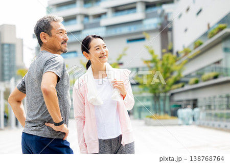 ウォーキングするシニア夫婦 138768764