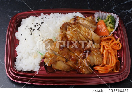 チキン照焼き弁当 138768881