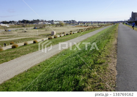川崎二子新地多摩川河川敷土手のある風景 川崎二子新地多摩川河川敷土手のある風景 138769162