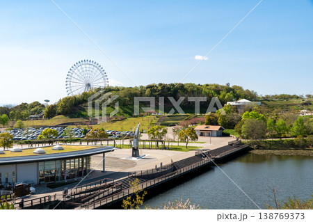 モリコロパークの池と南駐車場を望む春の風景 モリコロパークの池と南駐車場を望む春の風景 138769373