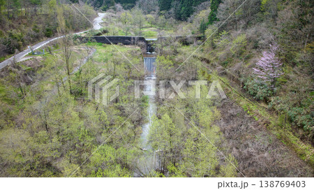 日本の富山県黒部市にある大谷ダム周辺からの様子 138769403