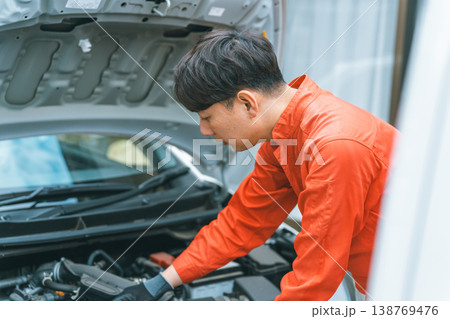 自動車整備士 138769476