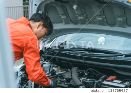 自動車整備士　エンジンルーム内点検　ボンネット内点検 138769487