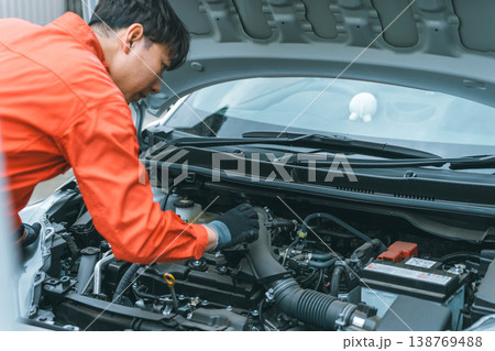 自動車整備士 エンジンルーム内点検 ボンネット内点検 自動車整備士 エンジンルーム内点検 ボンネット内点検 138769488