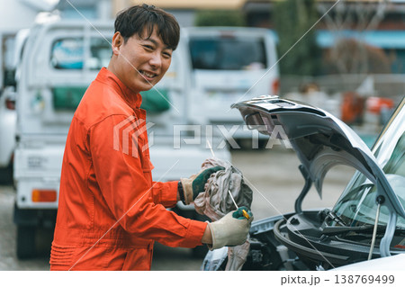 自動車整備士　オイル交換　エンジンオイルレベルゲージ 138769499