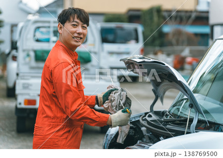 自動車整備士　オイル交換　エンジンオイルレベルゲージ 138769500