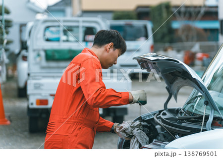 自動車整備士　オイル交換　エンジンオイルレベルゲージ 138769501