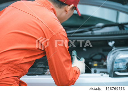 エンジンルームの点検をする自動車整備士 138769518