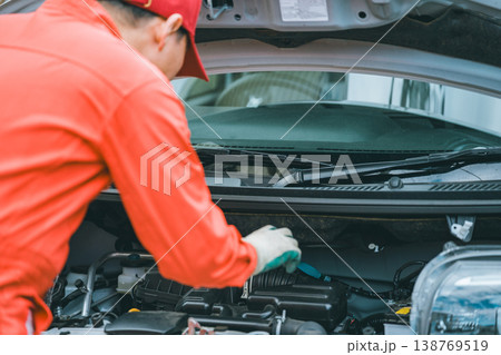 自動車整備士　エンジンルーム内点検　ボンネット内点検 138769519
