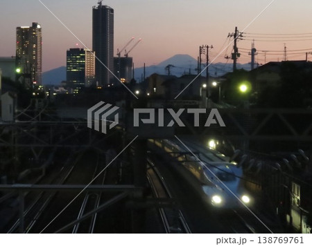 2017.6.2 夕暮れの大田区西嶺町付近を走行する東海道新幹線N700系 2017.6.2 夕暮れの大田区西嶺町付近を走行する東海道新幹線N700系 138769761