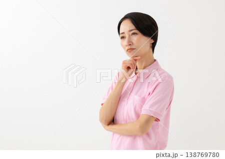 体調が痛い介護士 138769780
