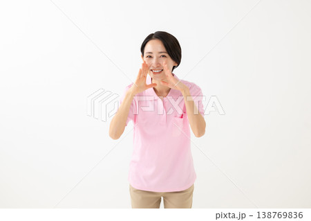 応援する女性 138769836