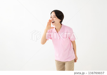 応援する女性 応援する女性 138769837