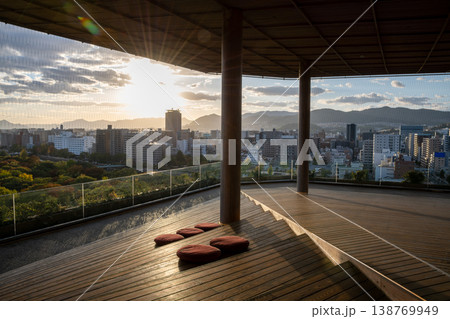 広島県　広島市　平和記念公園　おりづるタワーから望む広島市内の夕景 138769949