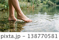 小川に素足を浸す涼やかな夏のひととき 138770581