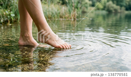 小川に素足を浸す涼やかな夏のひととき 138770581