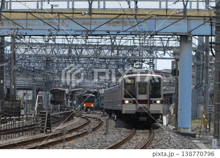 (埼玉県久喜市)区間分岐駅を出発する東武10000系車両 (埼玉県久喜市)区間分岐駅を出発する東武10000系車両 138770796