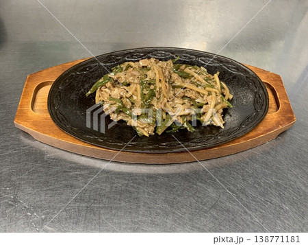 豚バラ　青椒肉絲　チンジャオロース 138771181