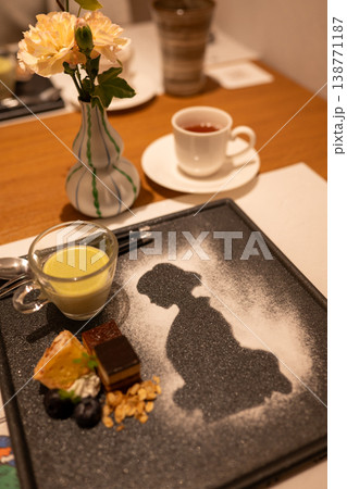 繊細な盛り付けに心が躍る、食後のひとときを彩るスイーツセット 繊細な盛り付けに心が躍る、食後のひとときを彩るスイーツセット 138771187
