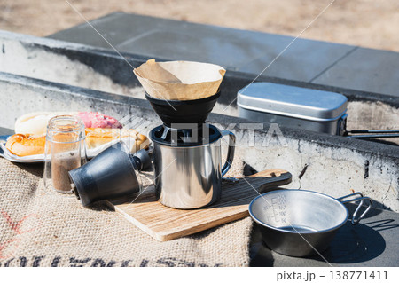 キャンプ場でのコーヒータイム 138771411