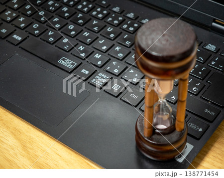 ノートPCと砂時計、時間の流れ ノートPCと砂時計、時間の流れ 138771454