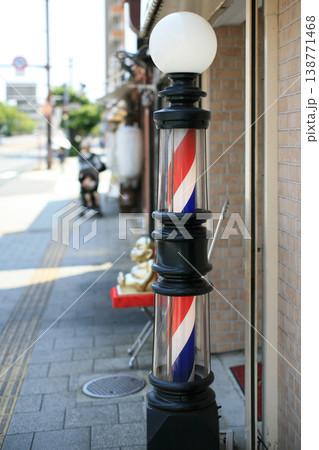 理髪店のポールサインとベビーカーの母子 理髪店のポールサインとベビーカーの母子 138771468