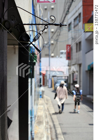 路地裏のレストランと母娘 路地裏のレストランと母娘 138771472