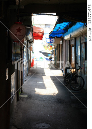 路地裏のレトロな酒場 路地裏のレトロな酒場 138771478