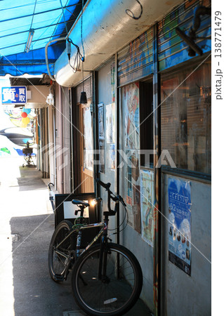 路地裏のレトロな店舗 138771479