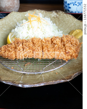 サクサク食感！揚げたてとんかつ定食 138771532