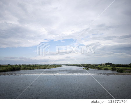 広がる河川と夏の雲空 広がる河川と夏の雲空 138771794
