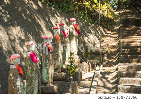 神社の階段と道祖神 神社の階段と道祖神 138771860
