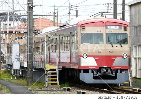 車両基地に停車する西武鉄道新101系(赤電カラー) 車両基地に停車する西武鉄道新101系(赤電カラー) 138771918