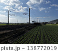 田園地帯を走る電車 138772019