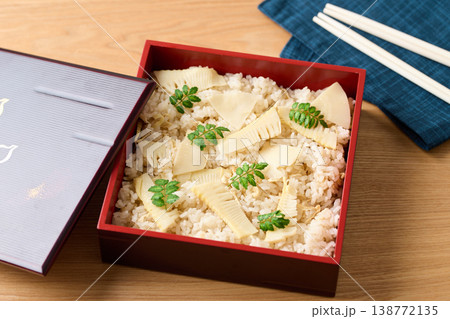 重箱に詰めた筍ご飯 138772135