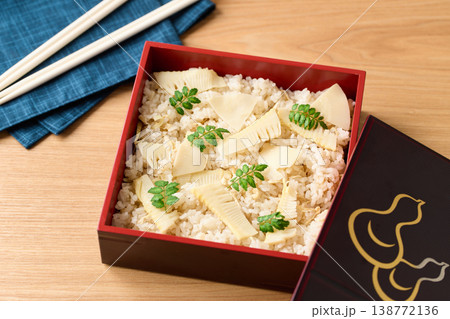 重箱に詰めた筍ご飯 重箱に詰めた筍ご飯 138772136